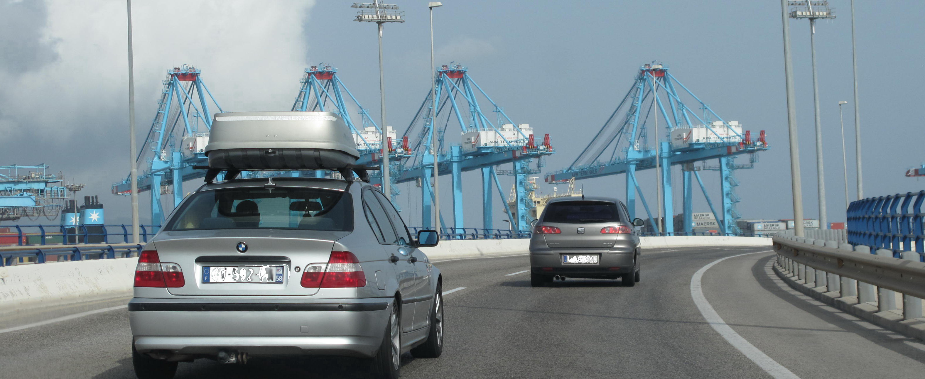 Coches OPE circulando por Acceso Norte